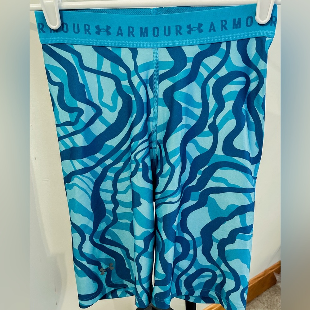 Women’s small compression heat gear activewear shorts. Very good condition.